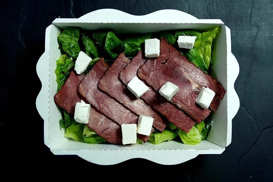 Салат с пастрами и брынзой